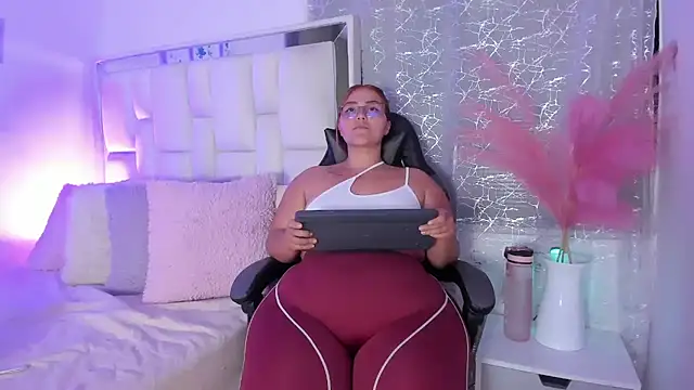 Snapshot of LeahxBarker chatting on 10, 6, 2026 LeahxBarker online show from 10, 6, 2026