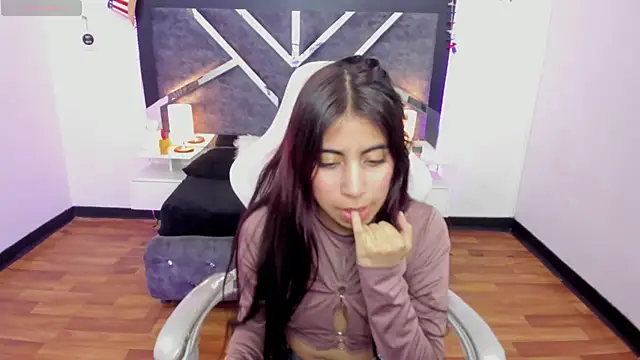 lunitaa18 online show from 10, 2, 2025