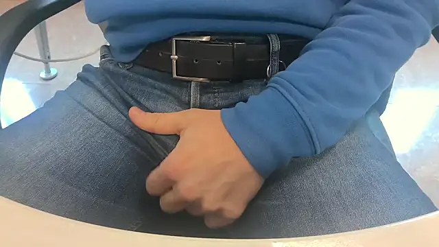 Snapshot of alessandroman2114 chatting on 26, 3, 2026 alessandroman2114 online show from 26, 3, 2026