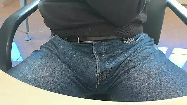 Snapshot of alessandroman2114 chatting on 30, 3, 2026 alessandroman2114 online show from 30, 3, 2026