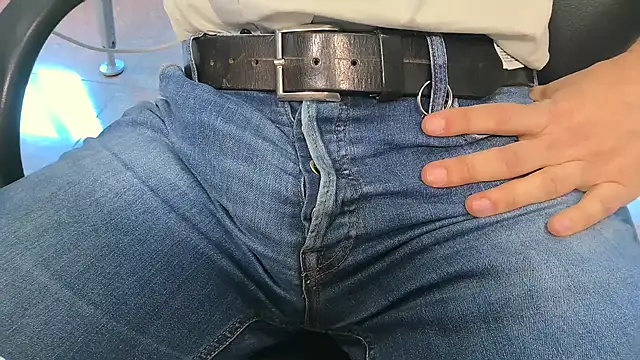 Snapshot of alessandroman2114 chatting on 8, 4, 2026 alessandroman2114 online show from 8, 4, 2026