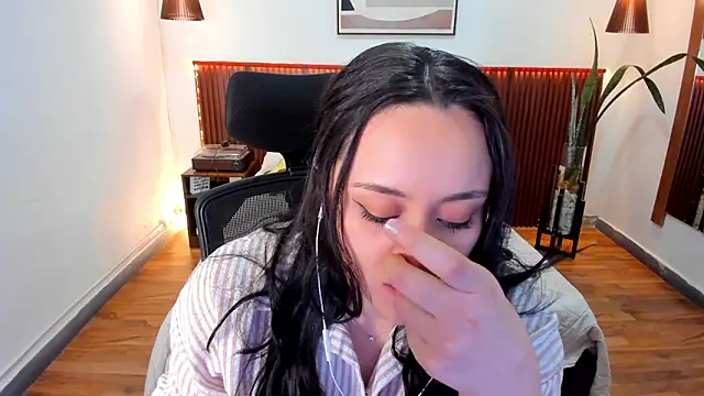 Snapshot of KatherineBond chatting on 5, 2, 2026 KatherineBond online show from 5, 2, 2026