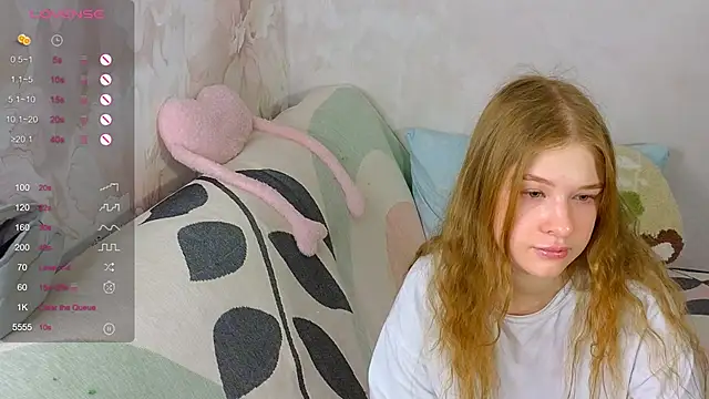 Snapshot of TrissMerigold9 chatting on 2, 12, 2025 TrissMerigold9 online show from 2, 12, 2025