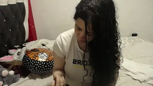 Katty Bones online show from 10, 11, 2025