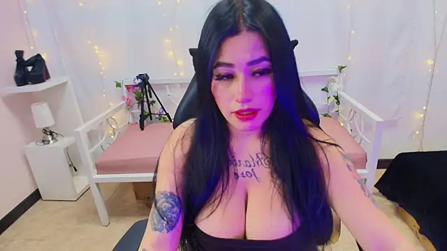 chica Hetfield online show from 5, 2, 2025