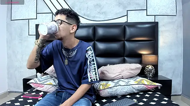 Derek and Skarlet online show from 12, 3, 2025