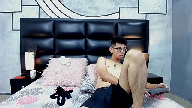 Derek and Skarlet online show from 9, 3, 2025