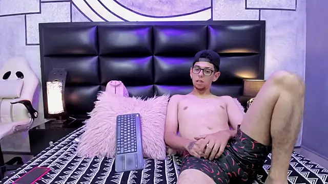 Derek and Skarlet online show from 21, 3, 2025