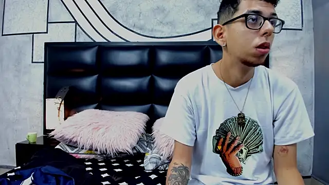 Derek and Skarlet online show from 11, 3, 2025