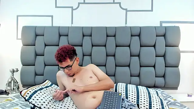 Derek and Skarlet online show from 8, 9, 2025