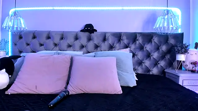 Naomii Soto online show from 5, 3, 2025