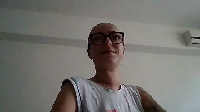 Snapshot of IzabelllNoir chatting on 9, 6, 2026 IzabelllNoir online show from 9, 6, 2026
