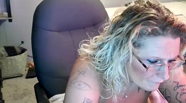 Lisalovely6981 online show from 22, 1, 2025