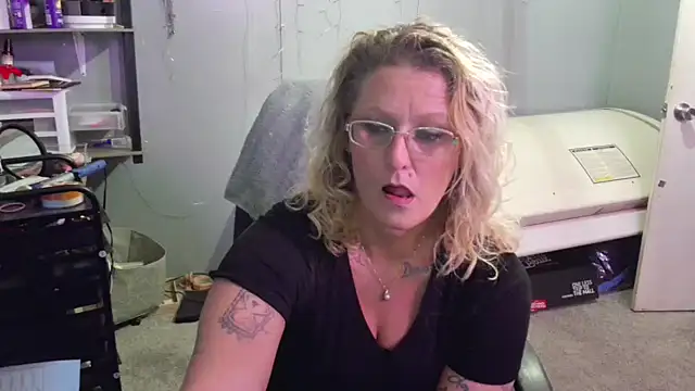 Lisalovely6981 online show from 2, 2, 2025