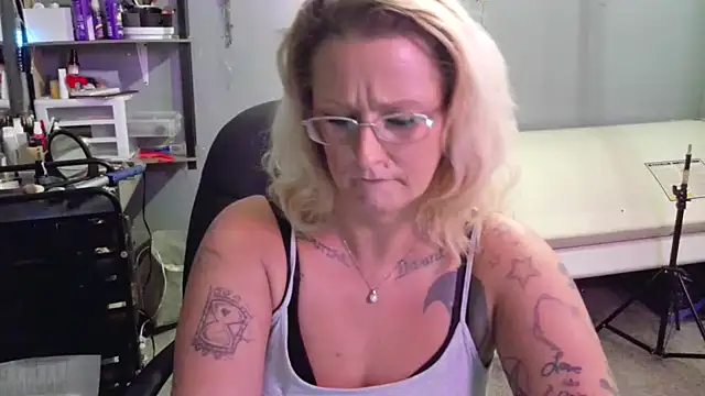 Lisalovely6981 online show from 28, 1, 2025