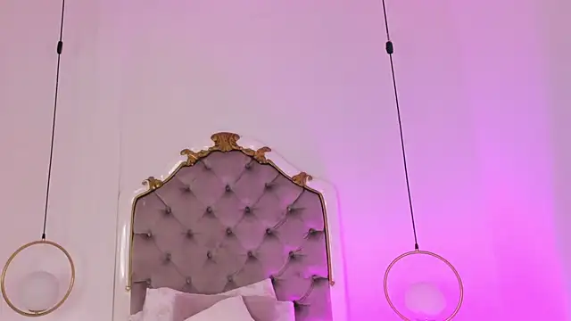 Snapshot of Pushaina__ chatting on 8, 11, 2025 Pushaina online show from 8, 11, 2025