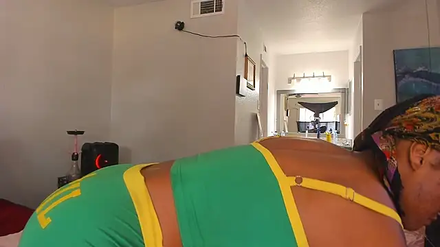 Snapshot of yiauana chatting on 12, 11, 2025 yiauana online show from 12, 11, 2025