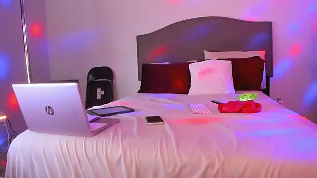 Snapshot of yiauana chatting on 13, 12, 2025 yiauana online show from 13, 12, 2025