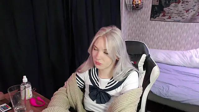 Snapshot of VikaPowers chatting on 4, 12, 2024 VikaPowers online show from 4, 12, 2024