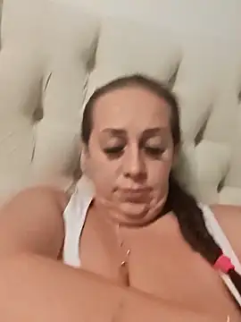 AvaLloyd online show from 9, 10, 2025