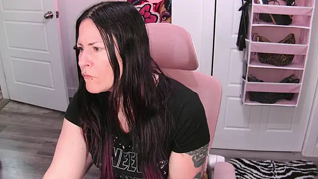 Snapshot of gennyrock chatting on 4, 7, 2026 gennyrock online show from 4, 7, 2026