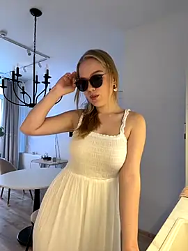 Snapshot of Little_Forest_ELF chatting on 8, 11, 2025 Little Forest ELF online show from 8, 11, 2025