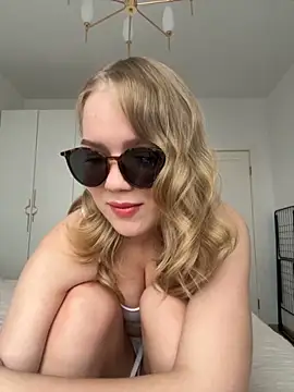 Snapshot of Little_Forest_ELF chatting on 20, 11, 2025 Little Forest ELF online show from 20, 11, 2025