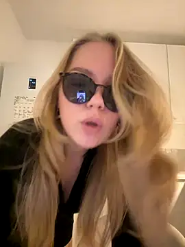 Snapshot of Little_Forest_ELF chatting on 19, 11, 2025 Little Forest ELF online show from 19, 11, 2025