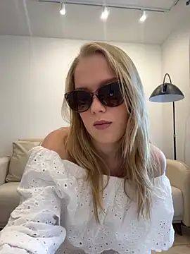 Snapshot of Little_Forest_ELF chatting on 12, 10, 2025 Little Forest ELF online show from 12, 10, 2025