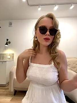 Snapshot of Little_Forest_ELF chatting on 18, 10, 2025 Little Forest ELF online show from 18, 10, 2025