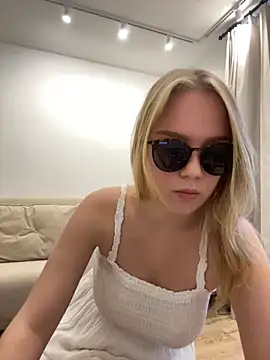 Snapshot of Little_Forest_ELF chatting on 30, 10, 2025 Little Forest ELF online show from 30, 10, 2025