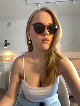 Snapshot of Little_Forest_ELF chatting on 21, 11, 2025 Little Forest ELF online show from 21, 11, 2025