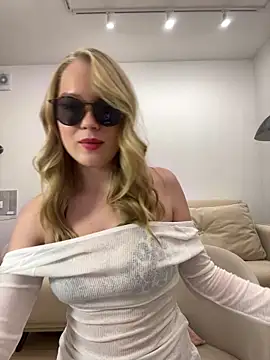 Snapshot of Little_Forest_ELF chatting on 25, 10, 2025 Little Forest ELF online show from 25, 10, 2025