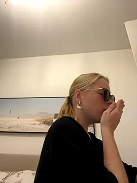 Snapshot of Little_Forest_ELF chatting on 7, 11, 2025 Little Forest ELF online show from 7, 11, 2025