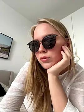 Snapshot of Little_Forest_ELF chatting on 15, 11, 2025 Little Forest ELF online show from 15, 11, 2025