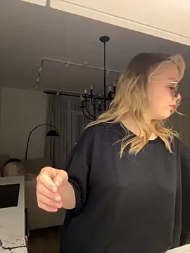 Snapshot of Little_Forest_ELF chatting on 17, 10, 2025 Little Forest ELF online show from 17, 10, 2025