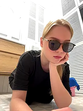 Snapshot of Little_Forest_ELF chatting on 14, 11, 2025 Little Forest ELF online show from 14, 11, 2025