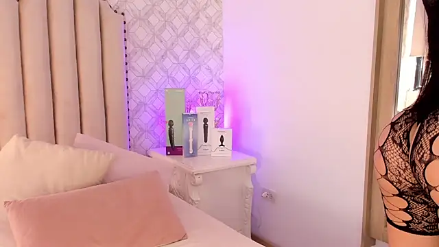 Charlotte  08 online show from 8, 2, 2025