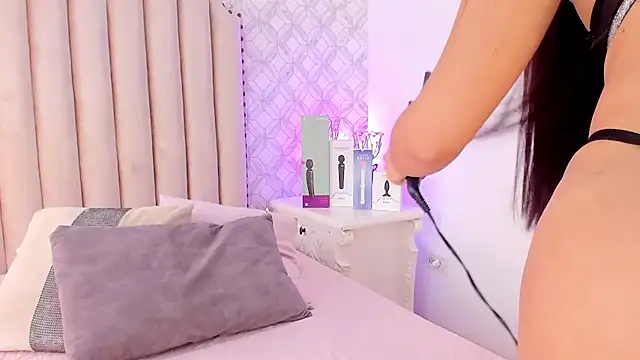 Charlotte  08 online show from 17, 2, 2025