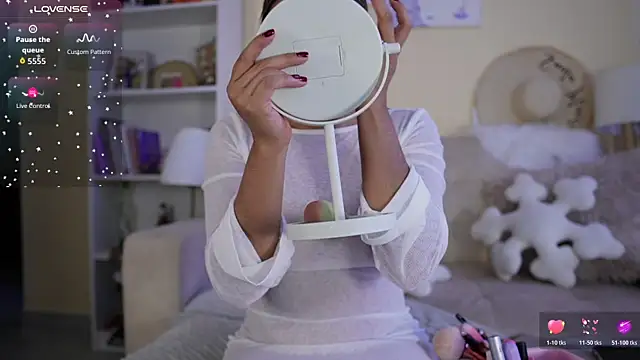 SaraParisi online show from 8, 11, 2025