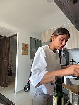 SaraParisi online show from 3, 12, 2025