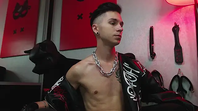 Joseph  Quinn online show from 10, 3, 2025