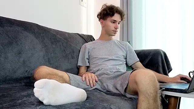 Joseph  Quinn online show from 25, 3, 2026