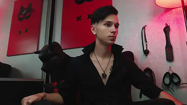 Joseph  Quinn online show from 7, 3, 2025