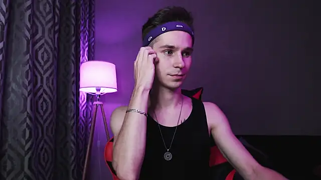 Joseph  Quinn online show from 15, 10, 2025