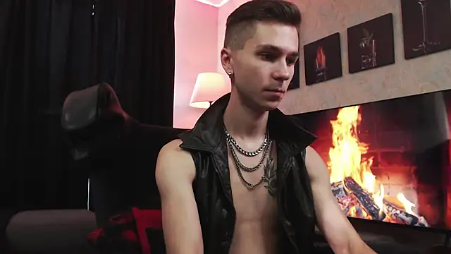 Joseph  Quinn online show from 10, 9, 2025