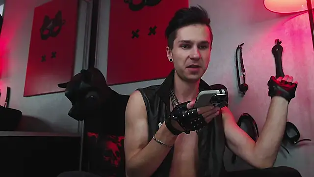 Joseph  Quinn online show from 2, 3, 2025