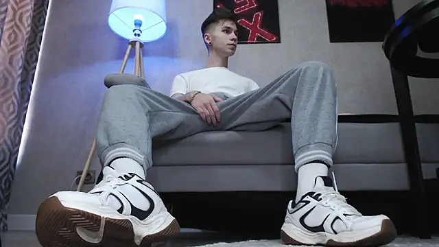 Joseph  Quinn online show from 12, 11, 2025