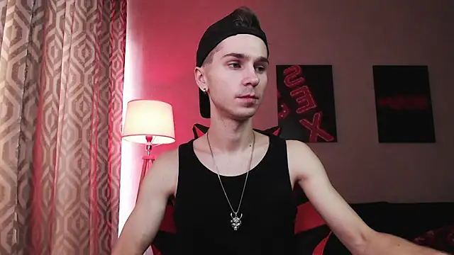 Joseph  Quinn online show from 18, 10, 2025