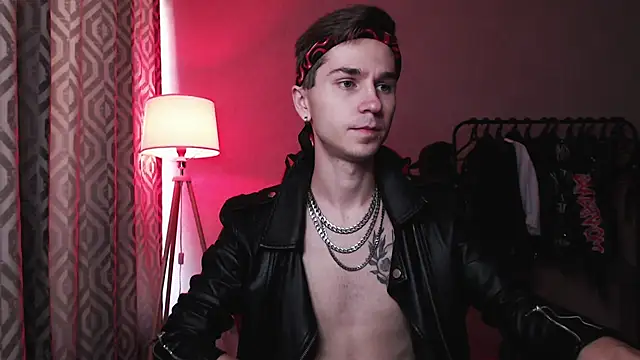 Joseph  Quinn online show from 10, 10, 2025